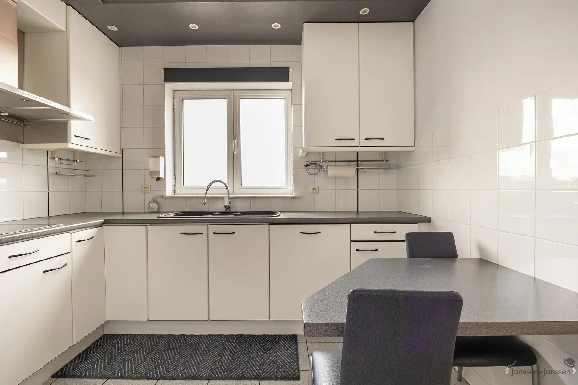 Centraal gelegen appartement met 3 slpks en 2 badkamers foto 9