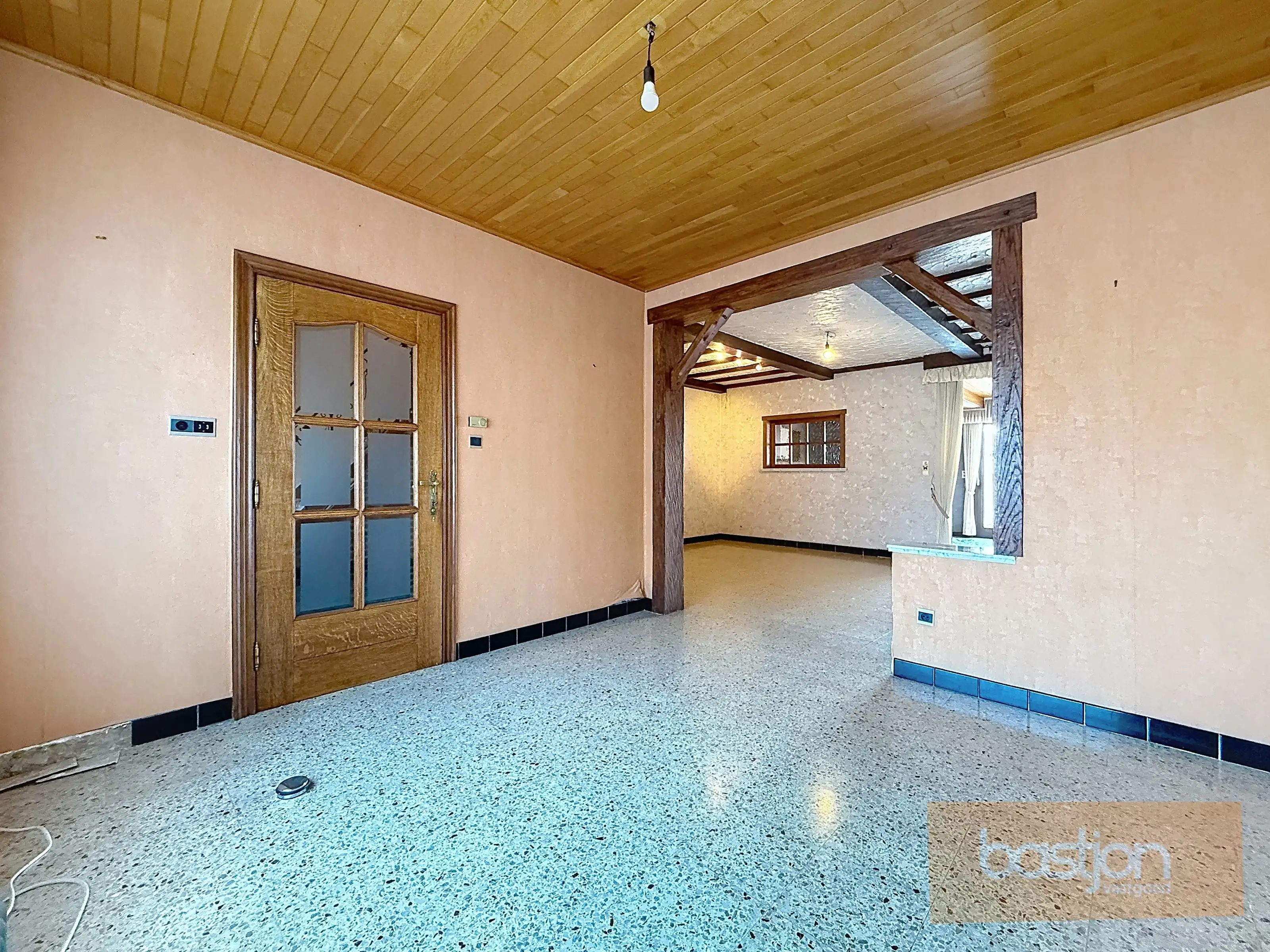 Te renoveren woning met goede ligging foto 2