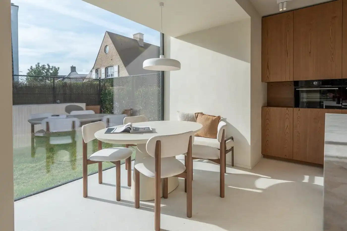 Alleenstaande en luxueus gerenoveerde villa op een rustige en residentiële ligging in Knokke foto 6