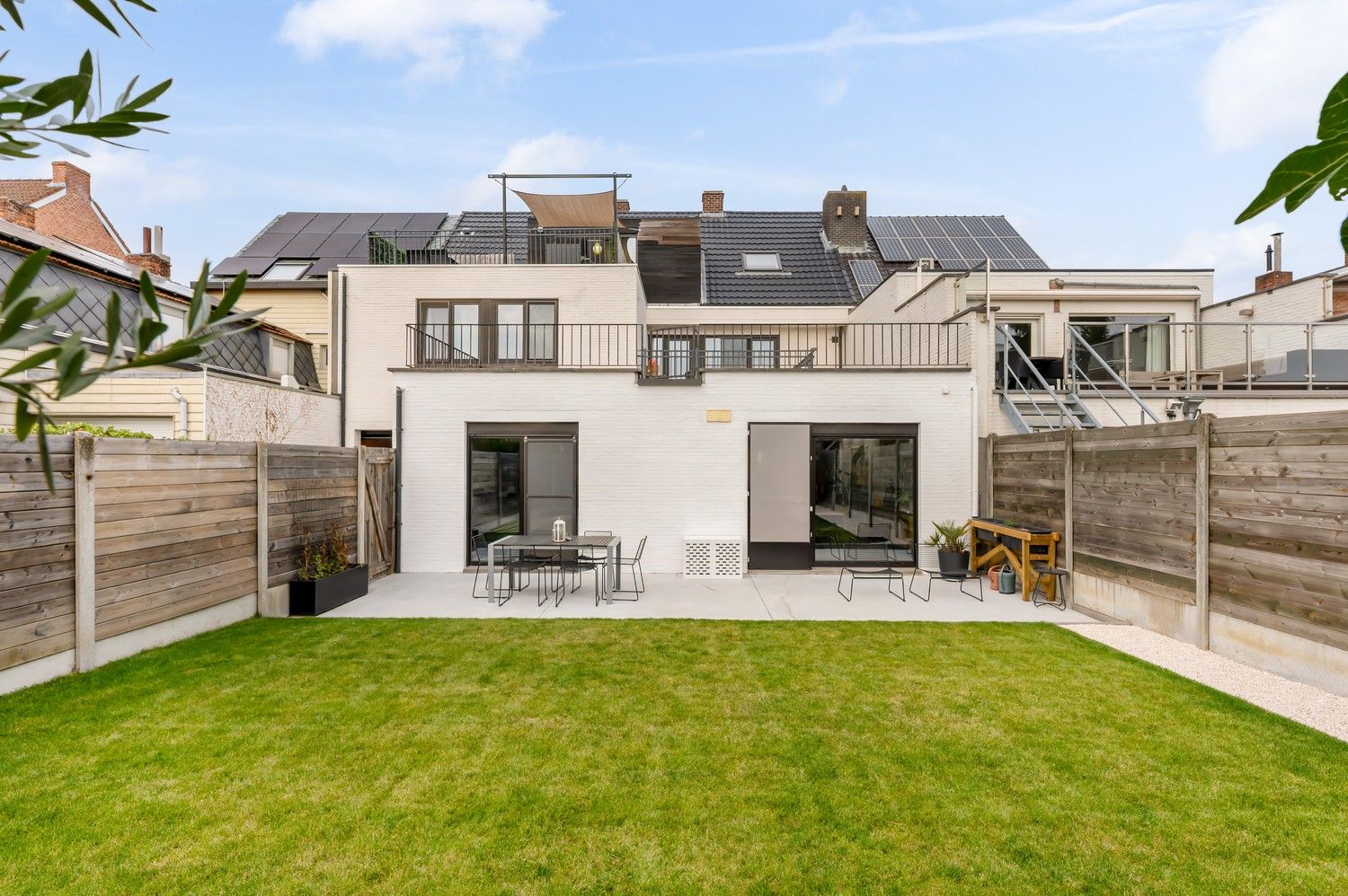 Uitzonderlijk gelijkvloers appartement met royale kelder en twee carports. foto 28