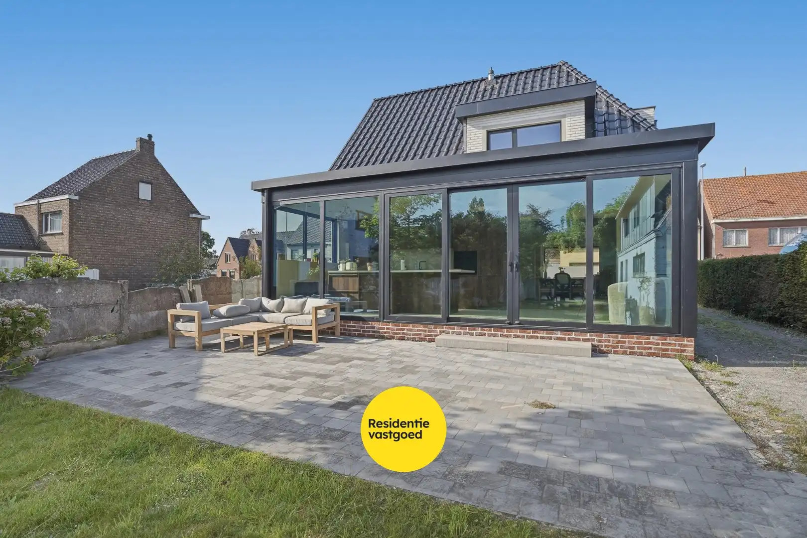 Alleenstaande woning met prachtige uitbouw in centrum Veldegem foto {{pictureIndex}}