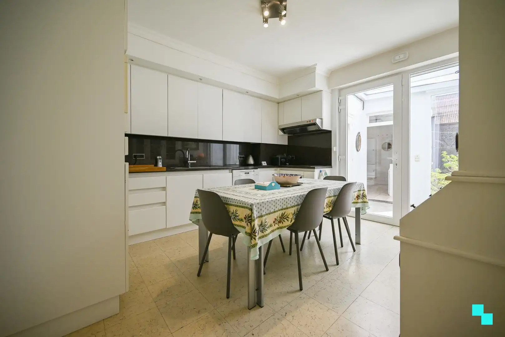 Zeer ruime woning met naastliggend interessant perceel te Izegem foto 10
