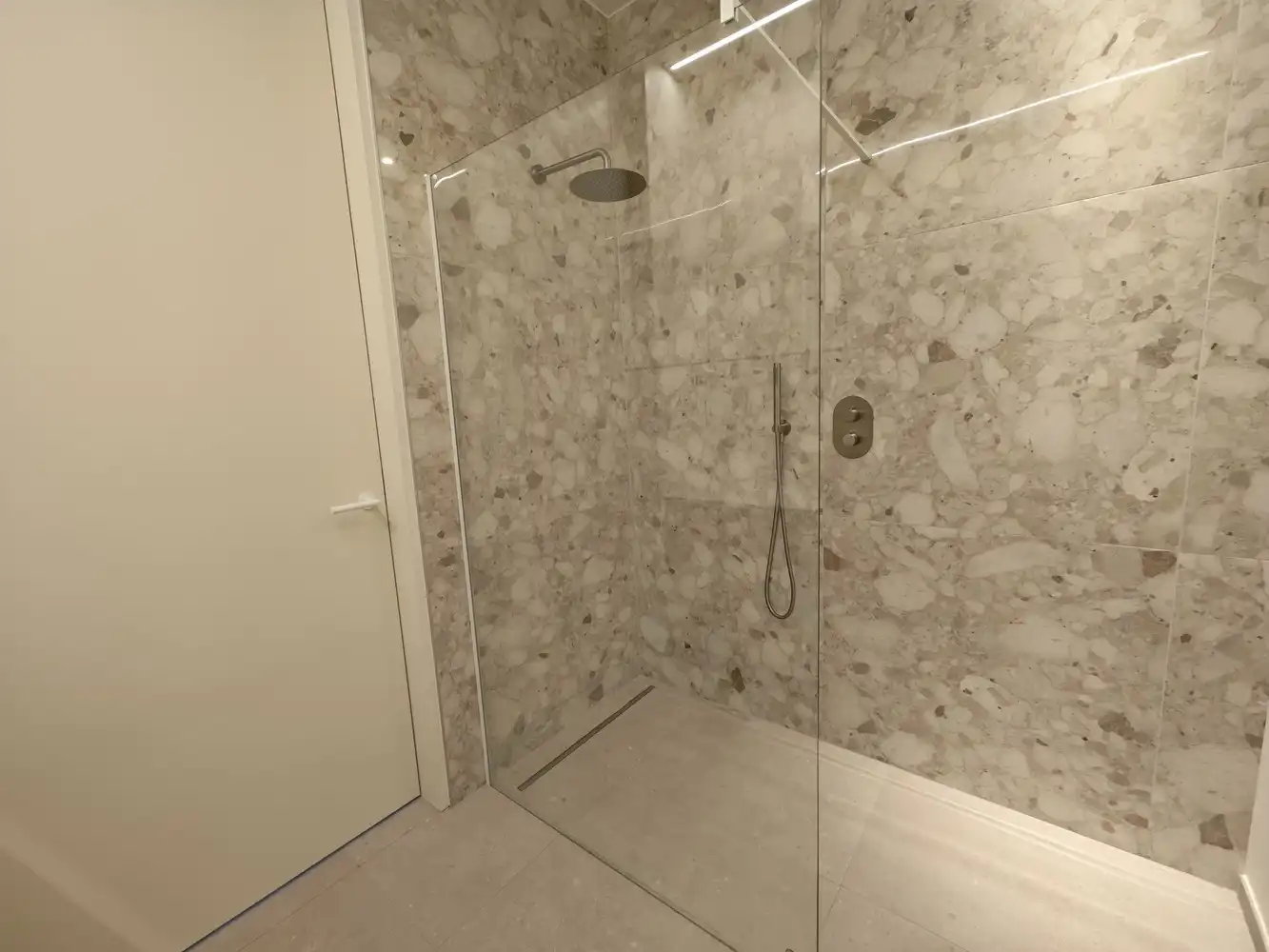 High-end nieuwbouw-appartement met ruim terras, privétuintje, parking en ruime buitenberging foto 15