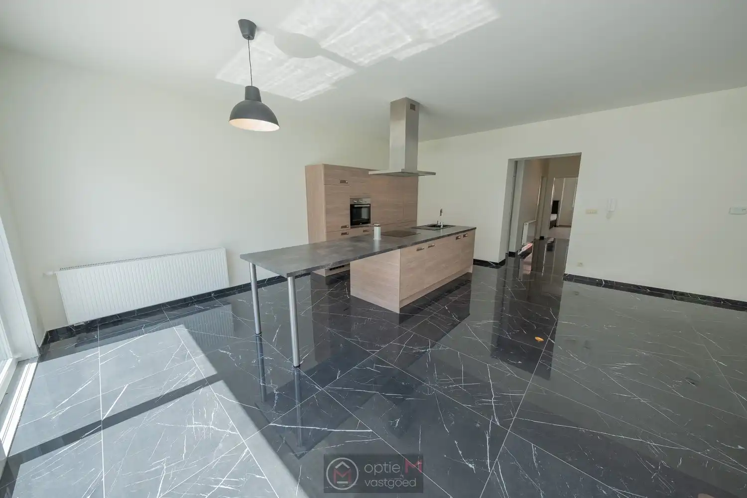 RUIM GELIJKVLOERS APPARTEMENT MET 2 SLPKS EN TUIN MET TERRAS. foto 6