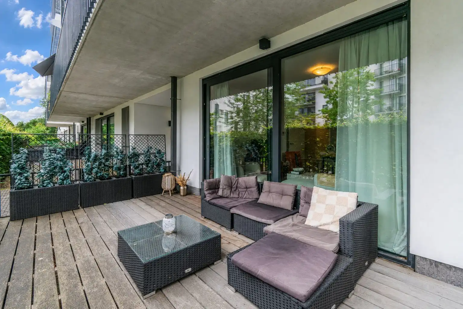 RECENT GELIJKVLOERS APP MET 2SLP, TERRAS & STAANPLAATS! foto 4
