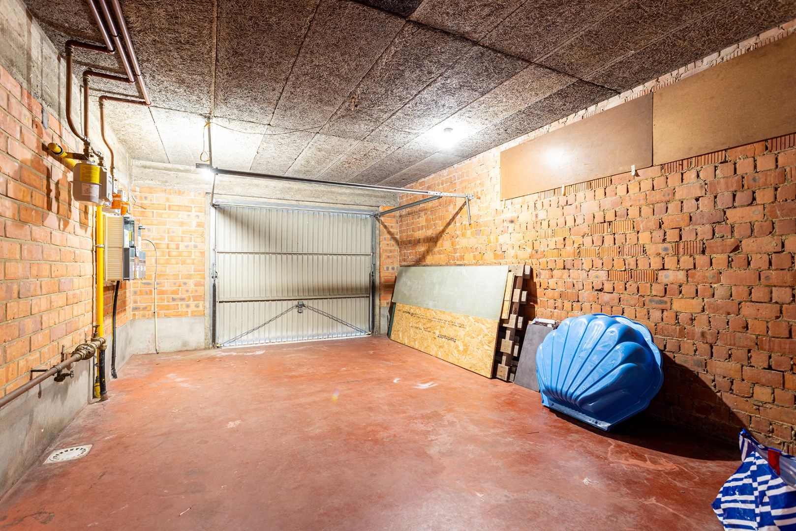Gerenoveerd 2-slaapkamer appartement met garagebox en oprit! foto 2