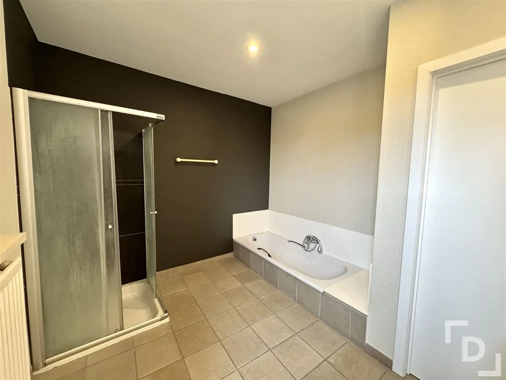 Ruime handelszaak met woonst & verhuurd appartement te koop in Poelkapelle. foto 51