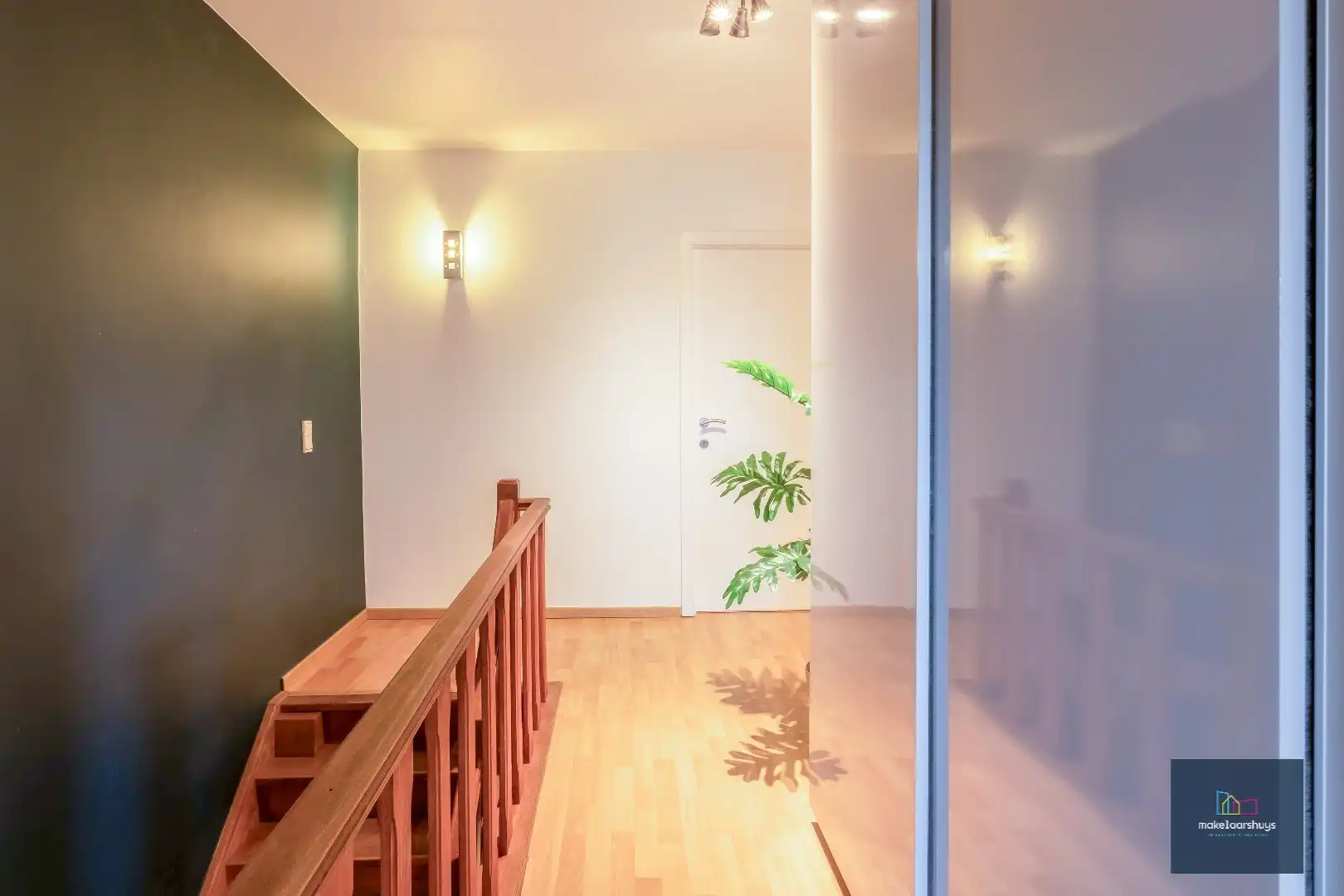 Heel ruime Instapklare woning in rij  met zonneterras en 2 staanplaatsen foto 16