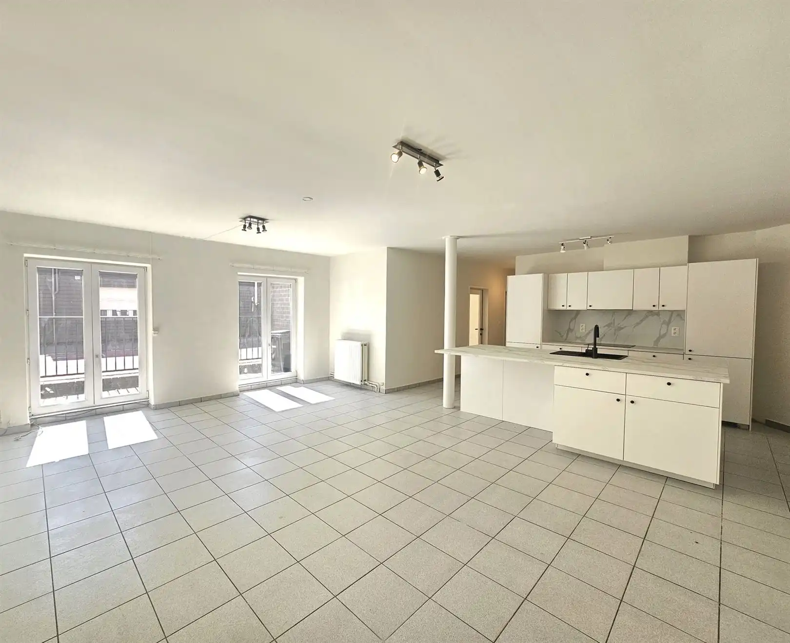 Instapklaar gelijkvloers appartement met stadstuintje! foto 2