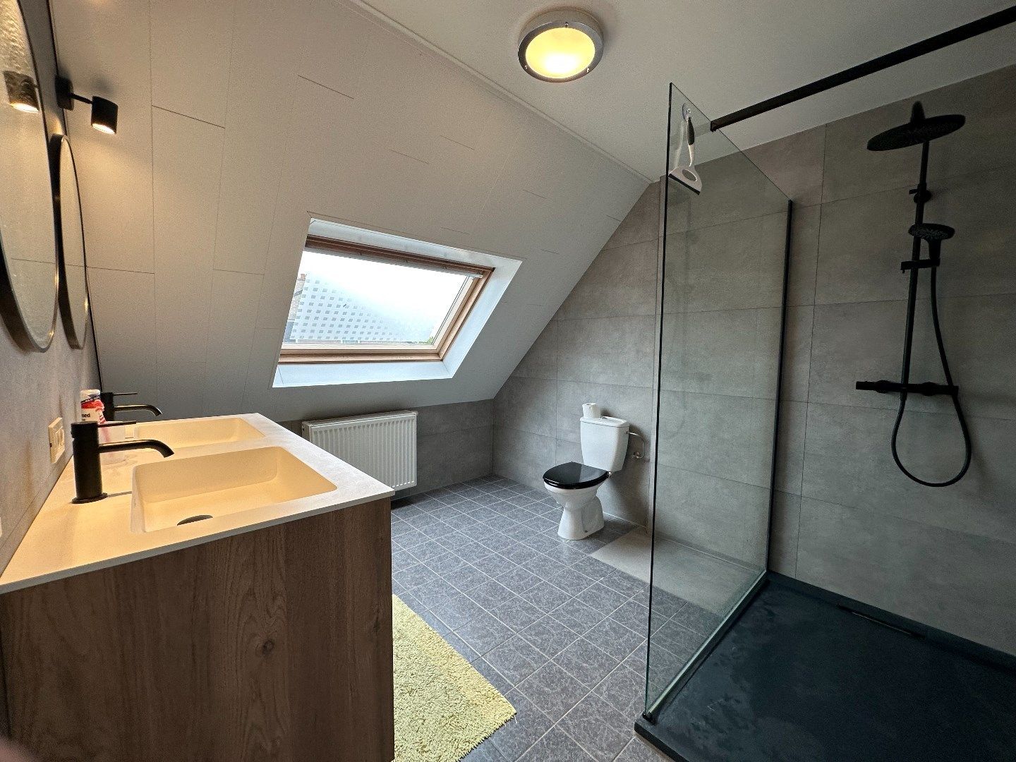 Centraal gelegen, lichtrijke woning met drie slaapkamers en garage foto 10