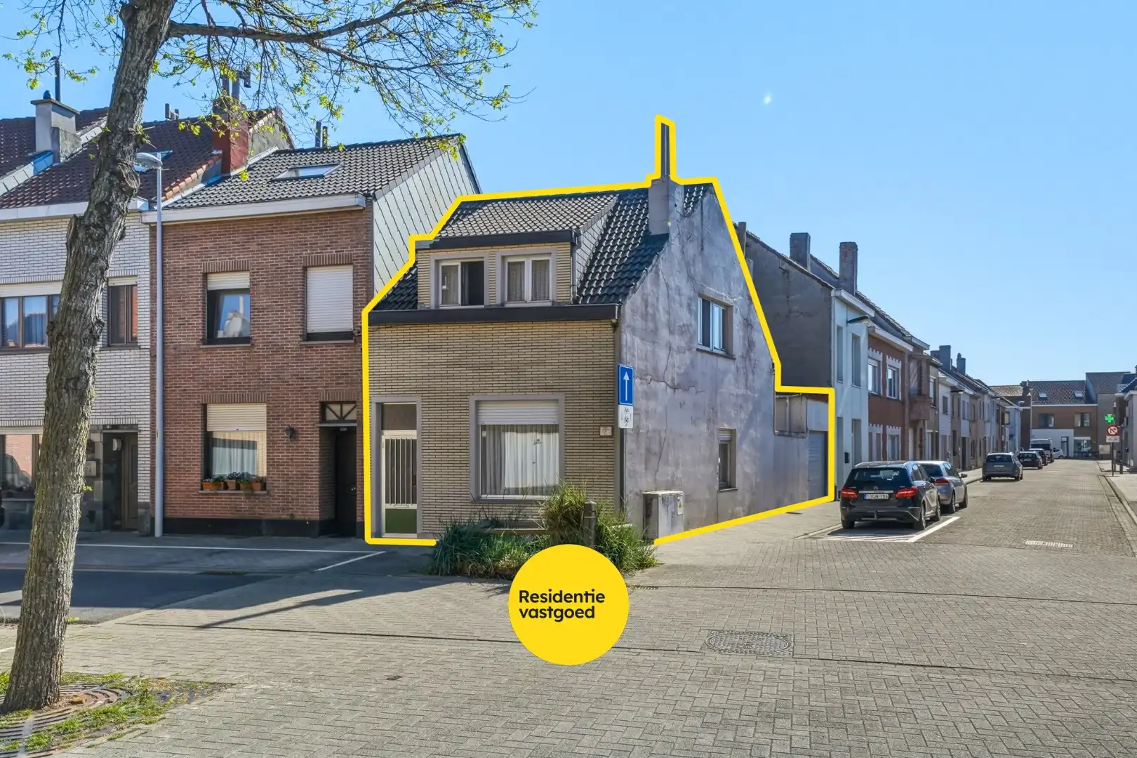 Hoofdfoto van de publicatie: Op te frissen hoekwoning met garage in Bredene