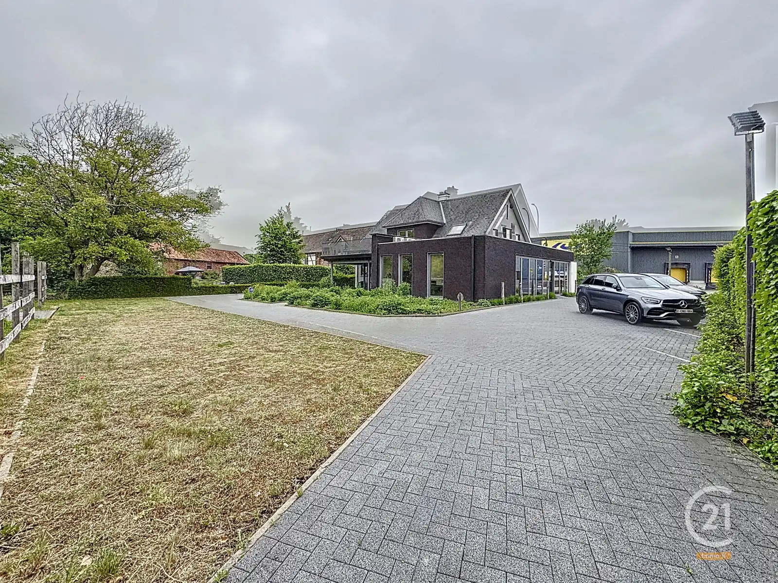 Volledig gerenoveerd (handels)huis met woonst op toplocatie! foto 7