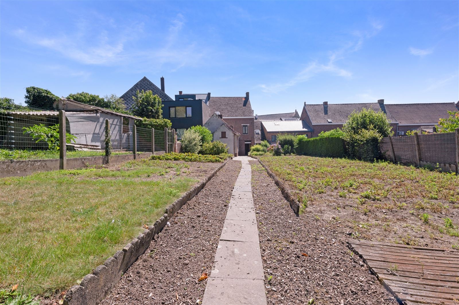 Te renoveren gezinswoning met tuin op +/- 9are foto 4