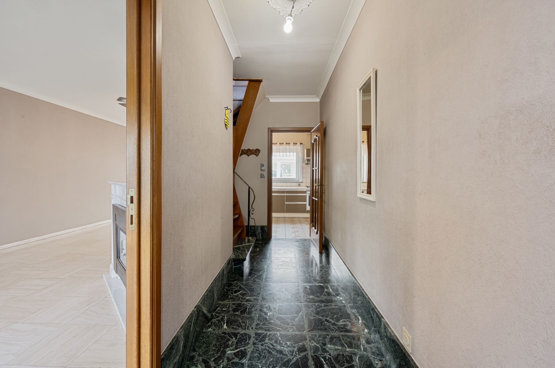Instapklare halfopen bebouwing met 4 slaapkamers foto 2