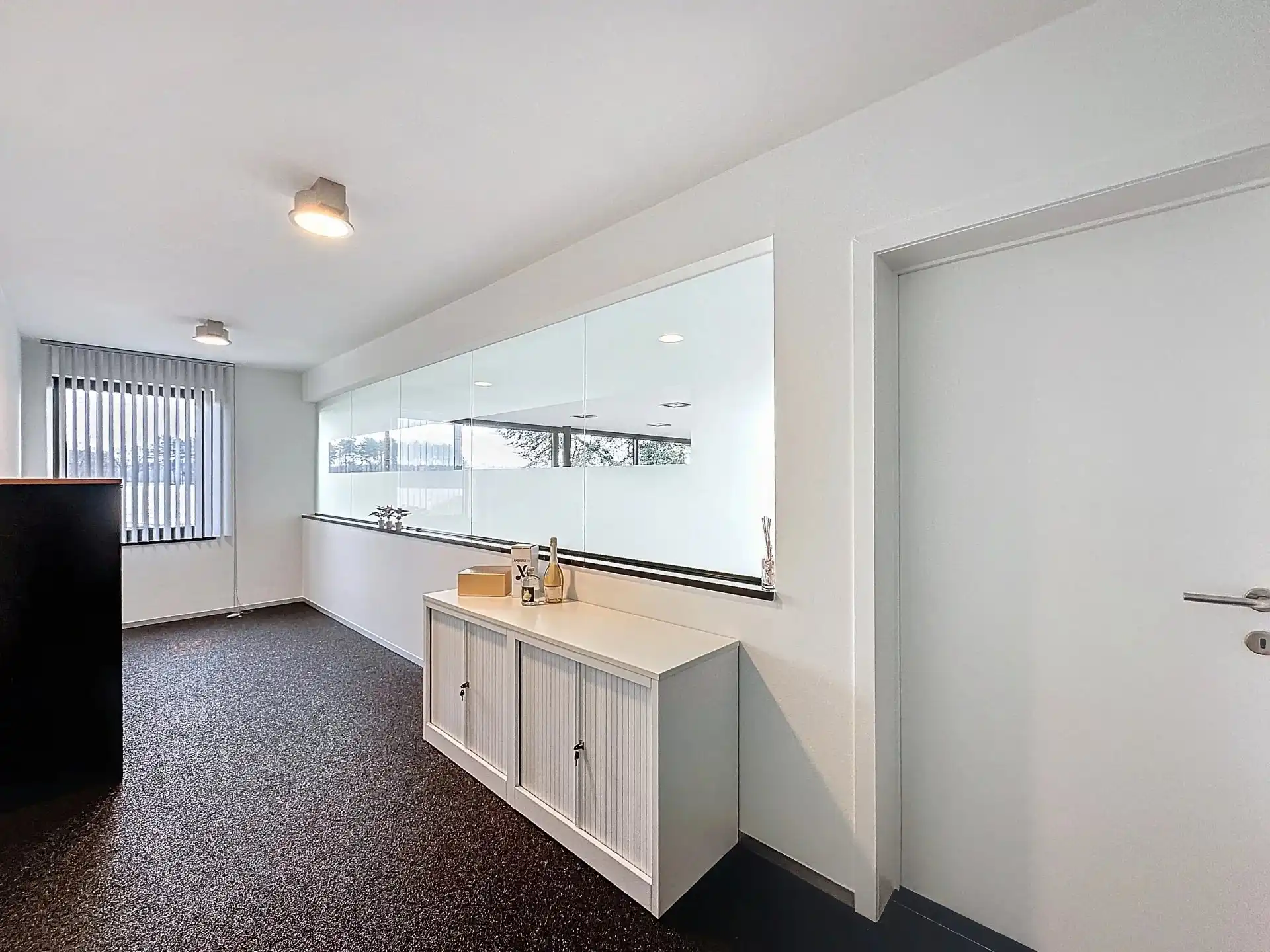 Unieke moderne woning met een dubbele bestemming op een perceel van 29a24ca. foto 18