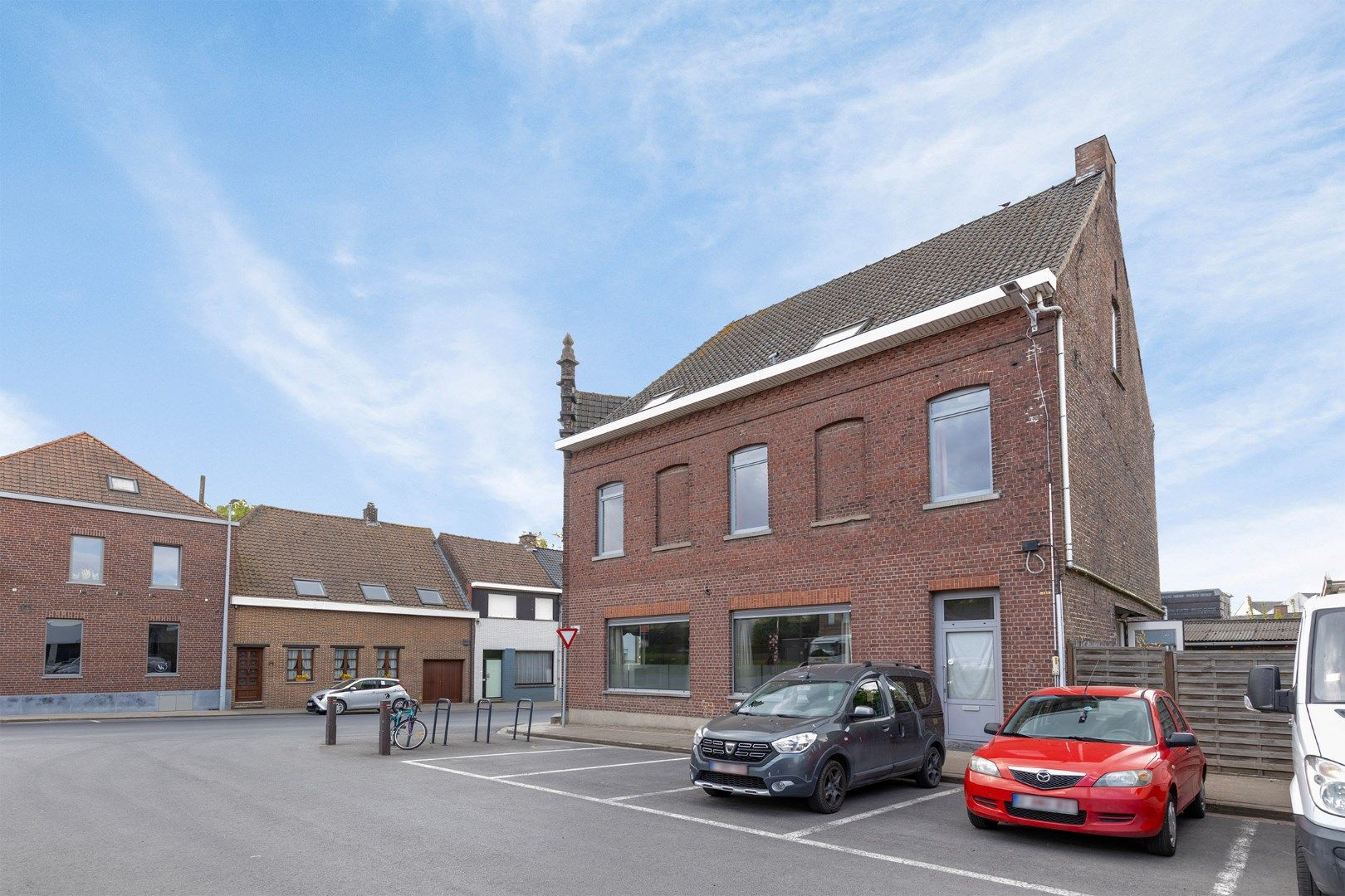 Hoofdfoto van de publicatie: Grote eigendom met 5 kamers, garage en grote tuin!