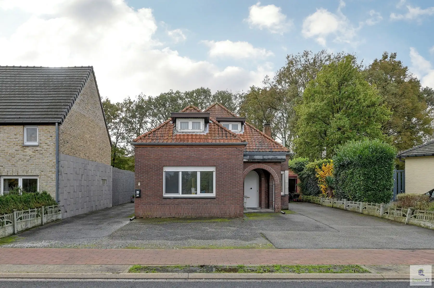 Hoofdfoto van de publicatie: Te renoveren tweegezinswoning