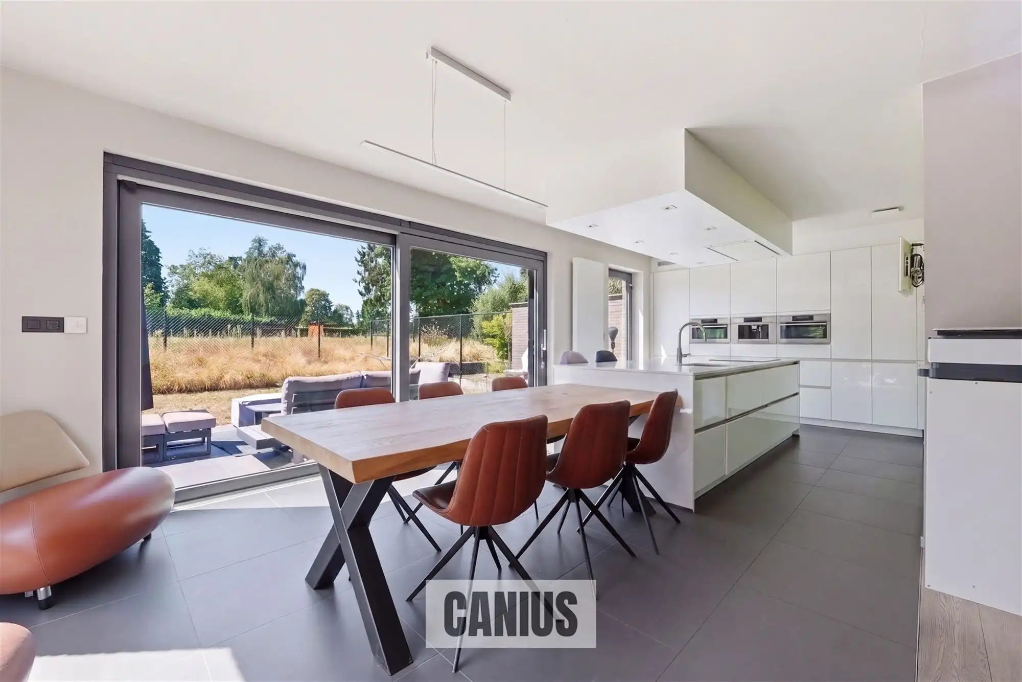 MODERNE, INSTAPKLARE WONING MET 3 SLPK EN ZUIDGERICHTE TUIN foto 2