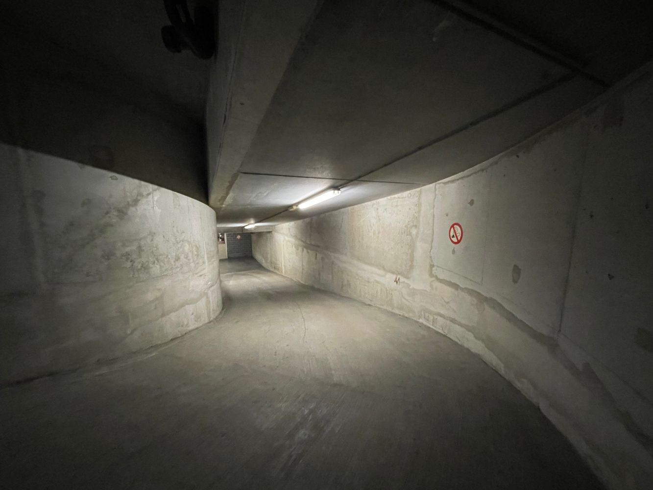 Staanplaats gelegen in een garagecomplex in een gebouw dichtbij het Stationsplein van Blankenberge. foto 4