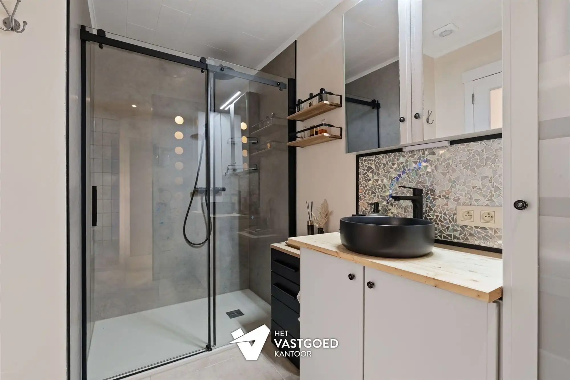 INSTAPKLAAR GELIJKVLOERS APPARTEMENT MET TERRAS, TUIN EN GARAGE foto 14