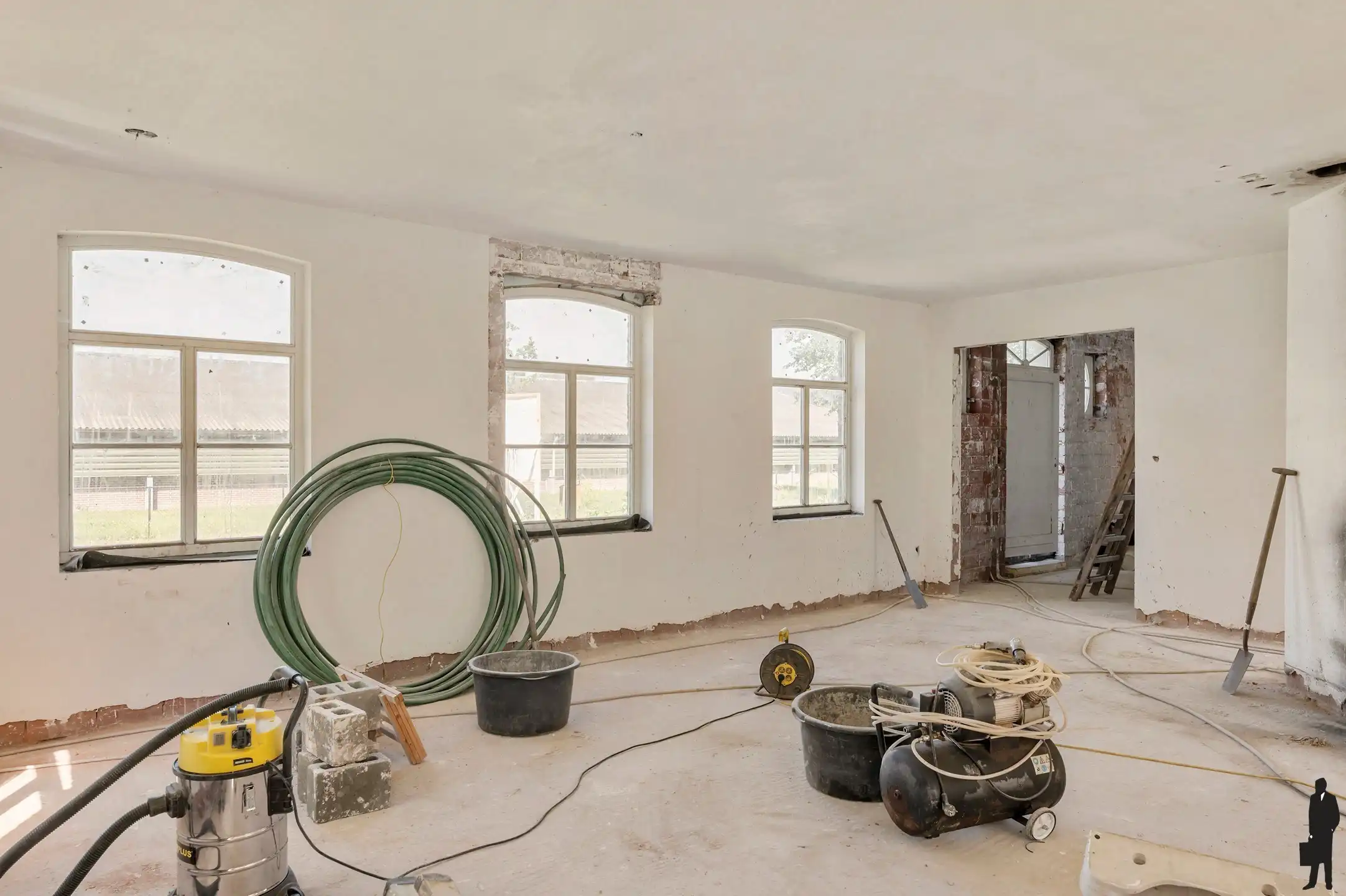 Authentieke hoeve in renovatie op een uitzonderlijk ruim perceel, rustig en landelijk gelegen met een uitstekende zuidelijke oriëntatie. foto 6