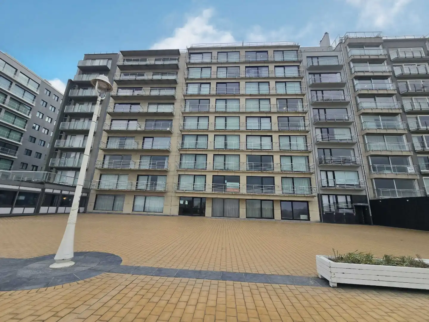 Op te knappen appartement met frontaal zeezicht  te Nieuwpoort foto 11