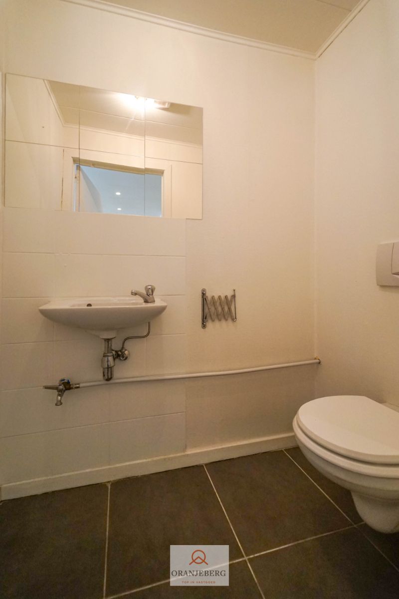 Ruim handelspand met meerdere ruimtes en parking te huur in centrum Drongen foto 10