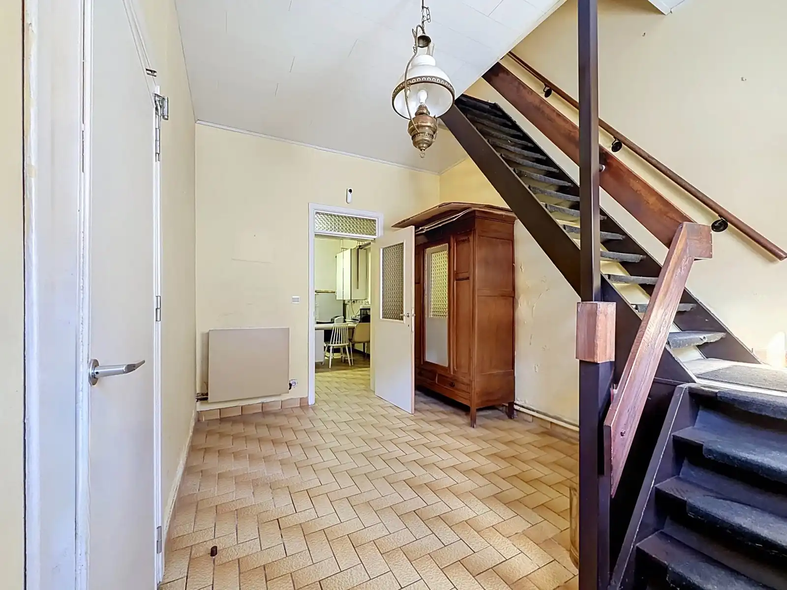 Ruime woning met 2 SLPK, Garage én Werkplaats/Magazijn! foto 2