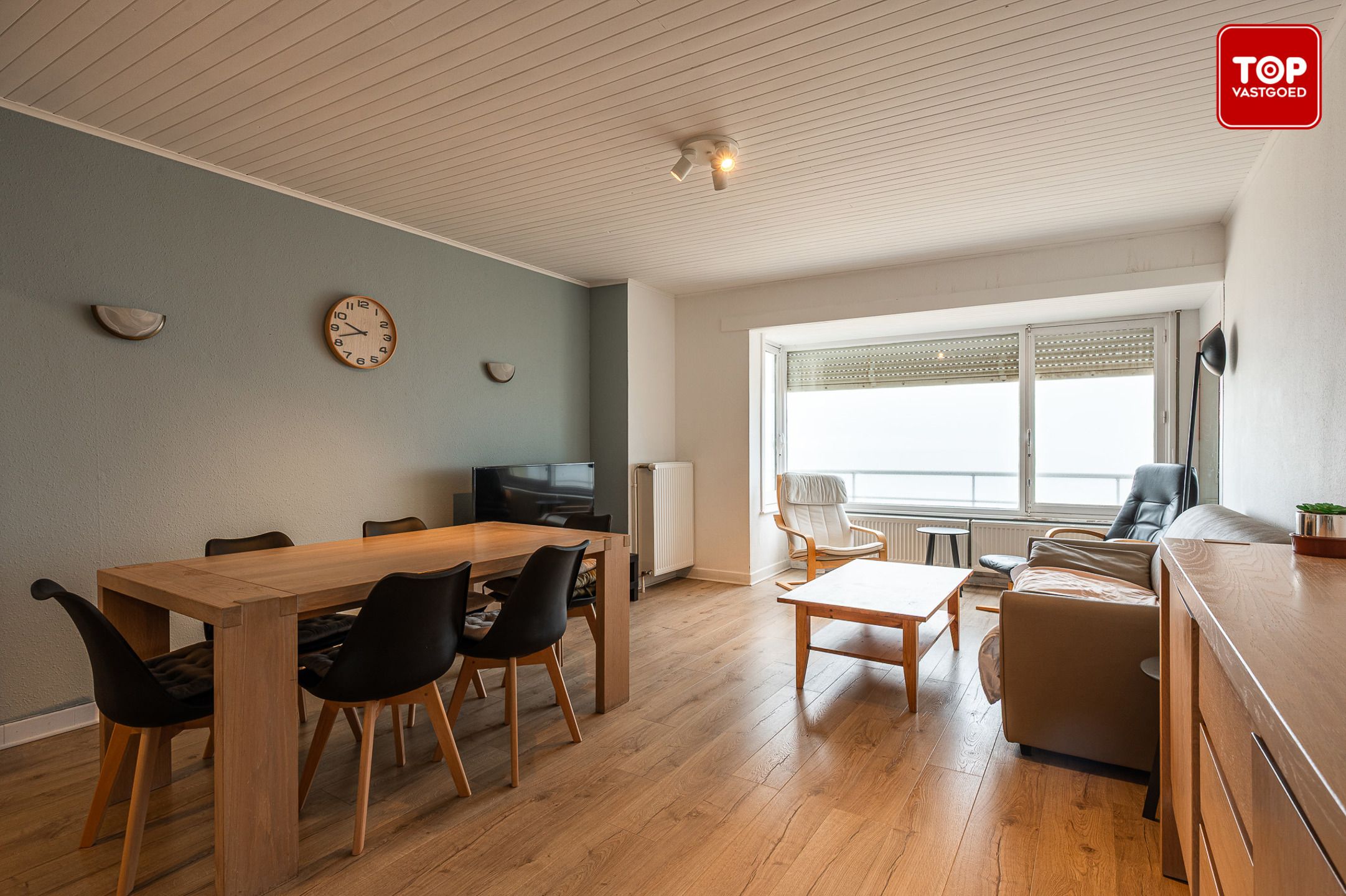 Instapklaar appartement met zeezicht op de zeedijk van koksijde foto {{pictureIndex}}