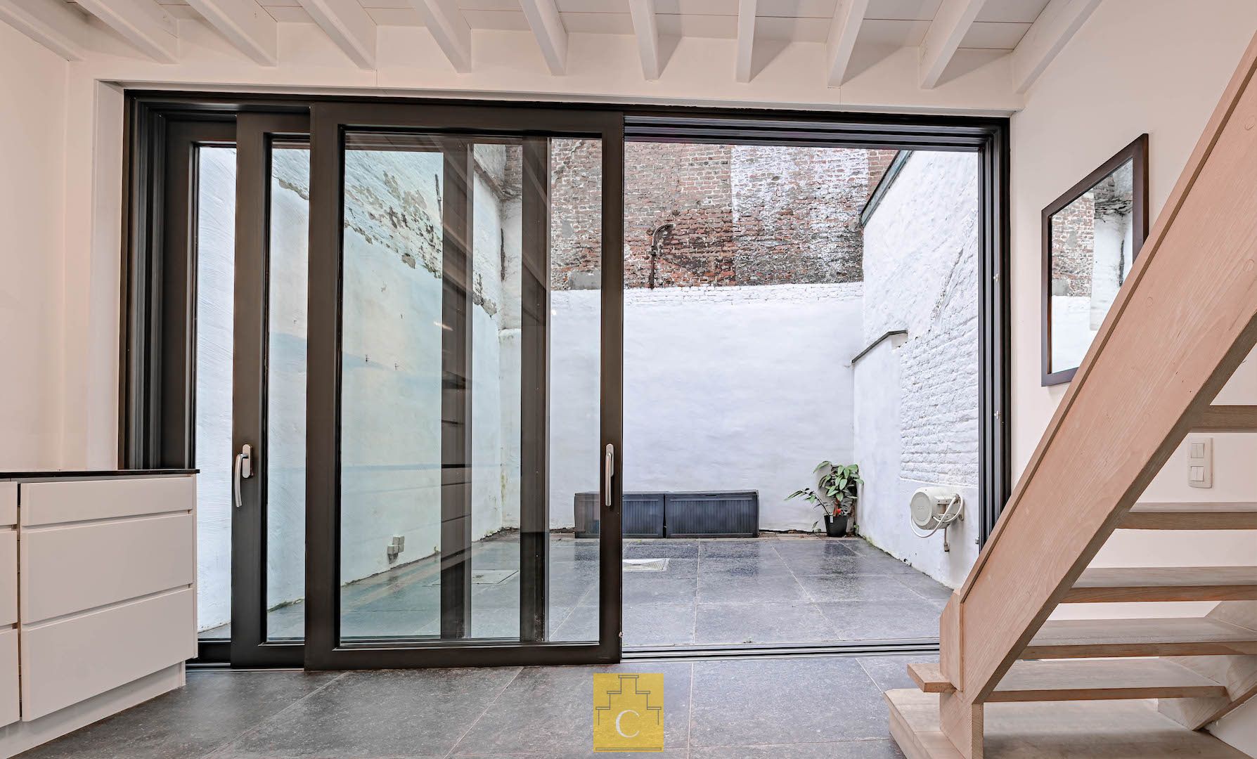 Trendy stadswoning - totaalrenovatie, strakke lijnen en een keitof terras - topligging Moerstraat foto 4