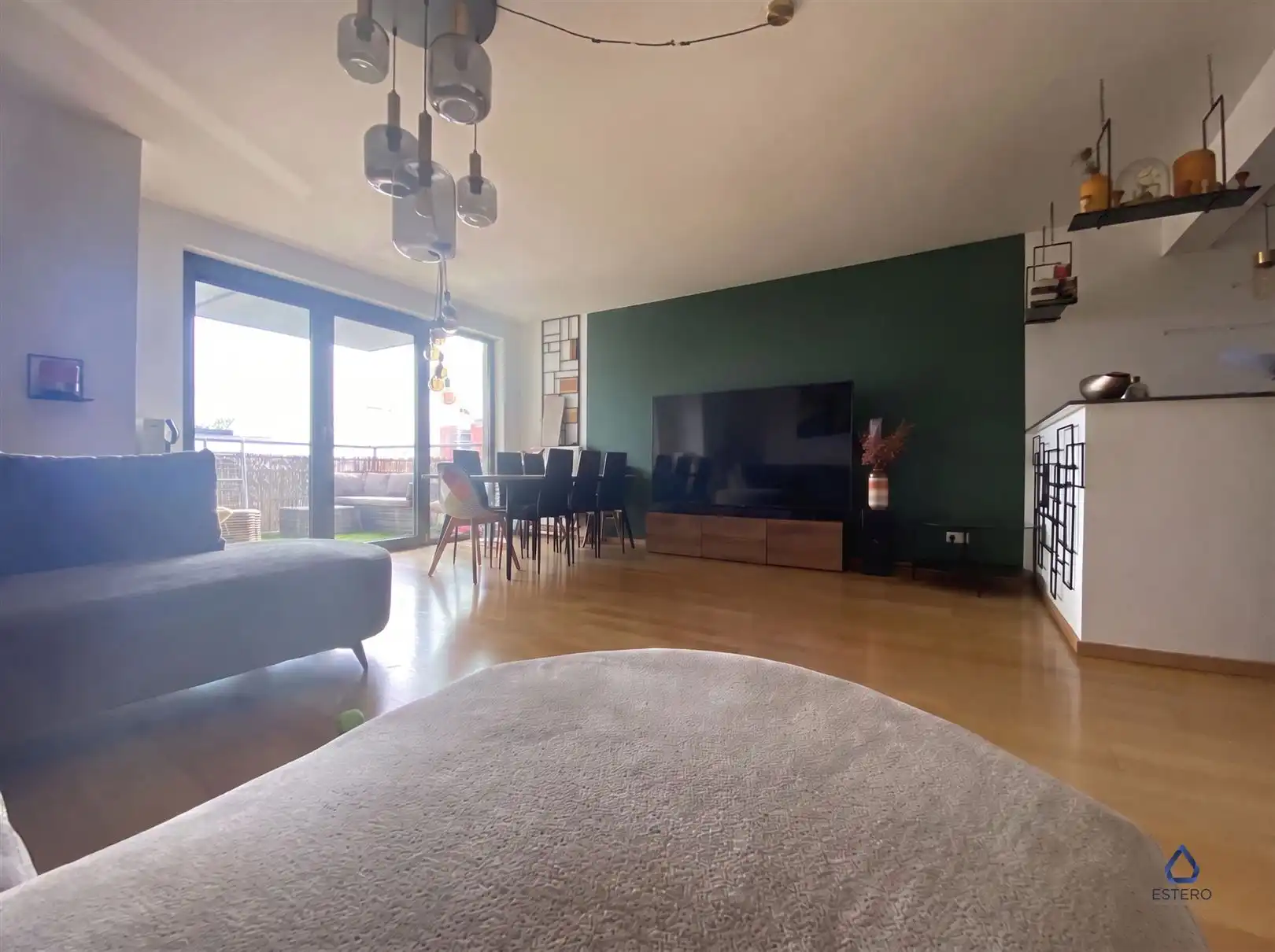 Mooi 2 slaapkamer appartement met terras en parking foto 2