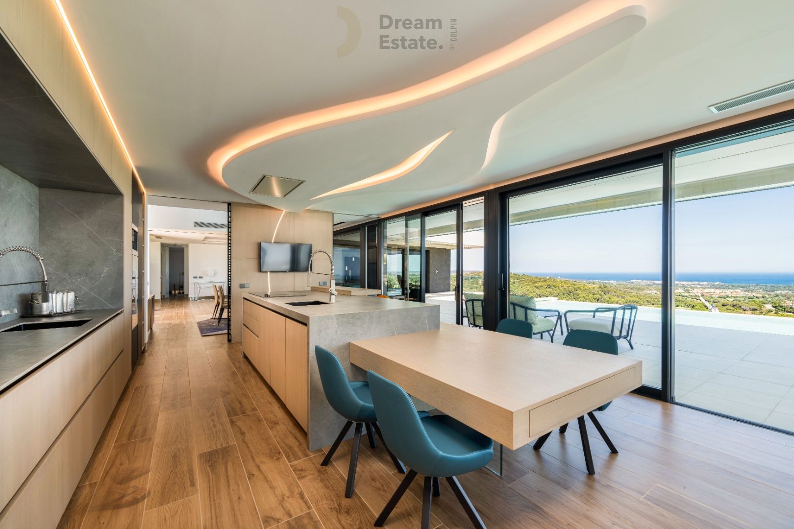 Tijdloze villa met panoramische zeezichten in het prestigieuze Sotogrande foto 5