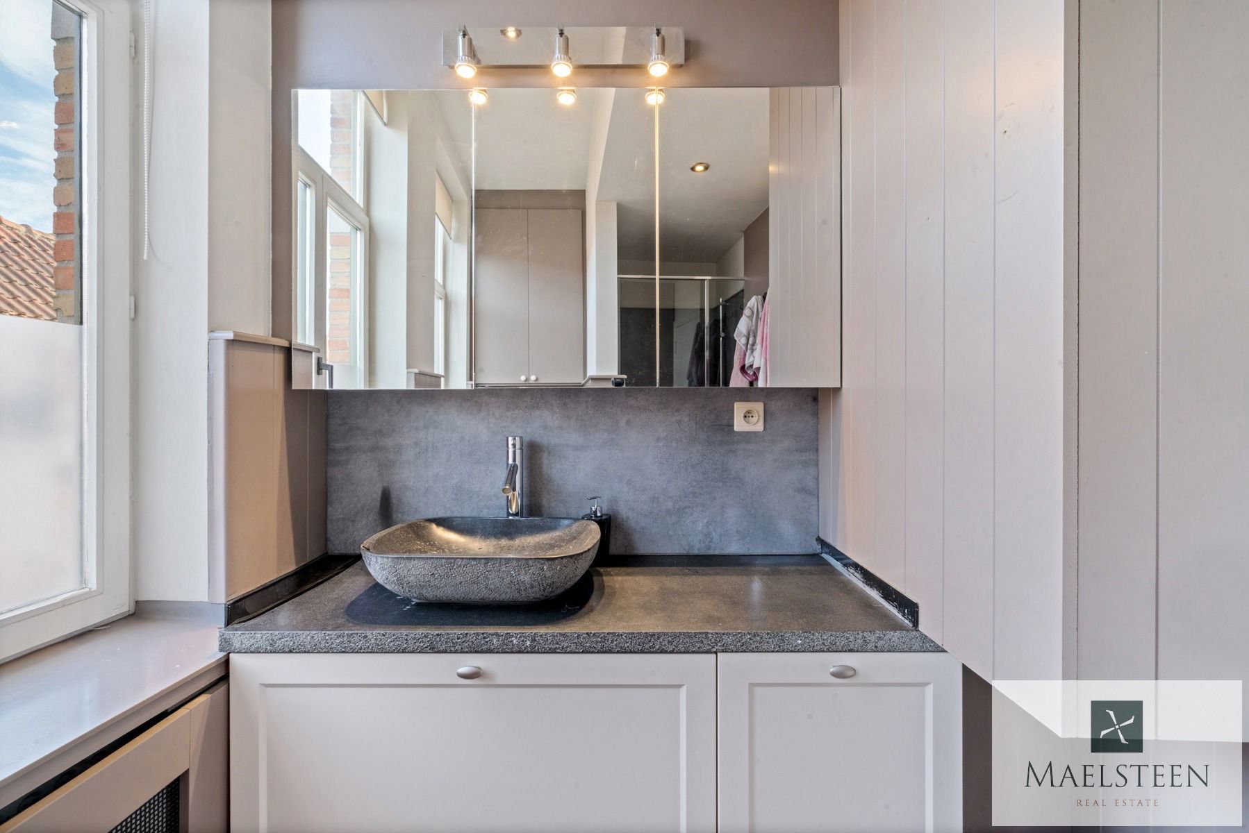 Instapklare trapgevelwoning, gelegen in Brugge centrum foto 13