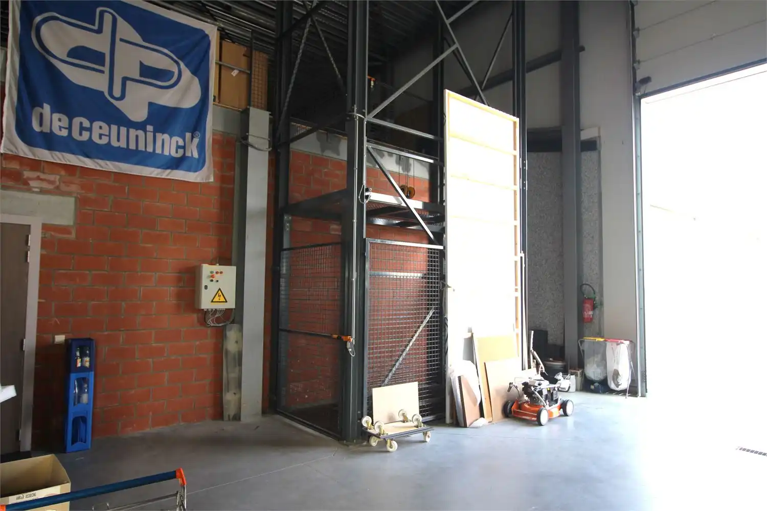 ruime en lichtrijke showroom op zicht-locatie, shop in shop principe, oppervlakte vanaf 280m² foto 11