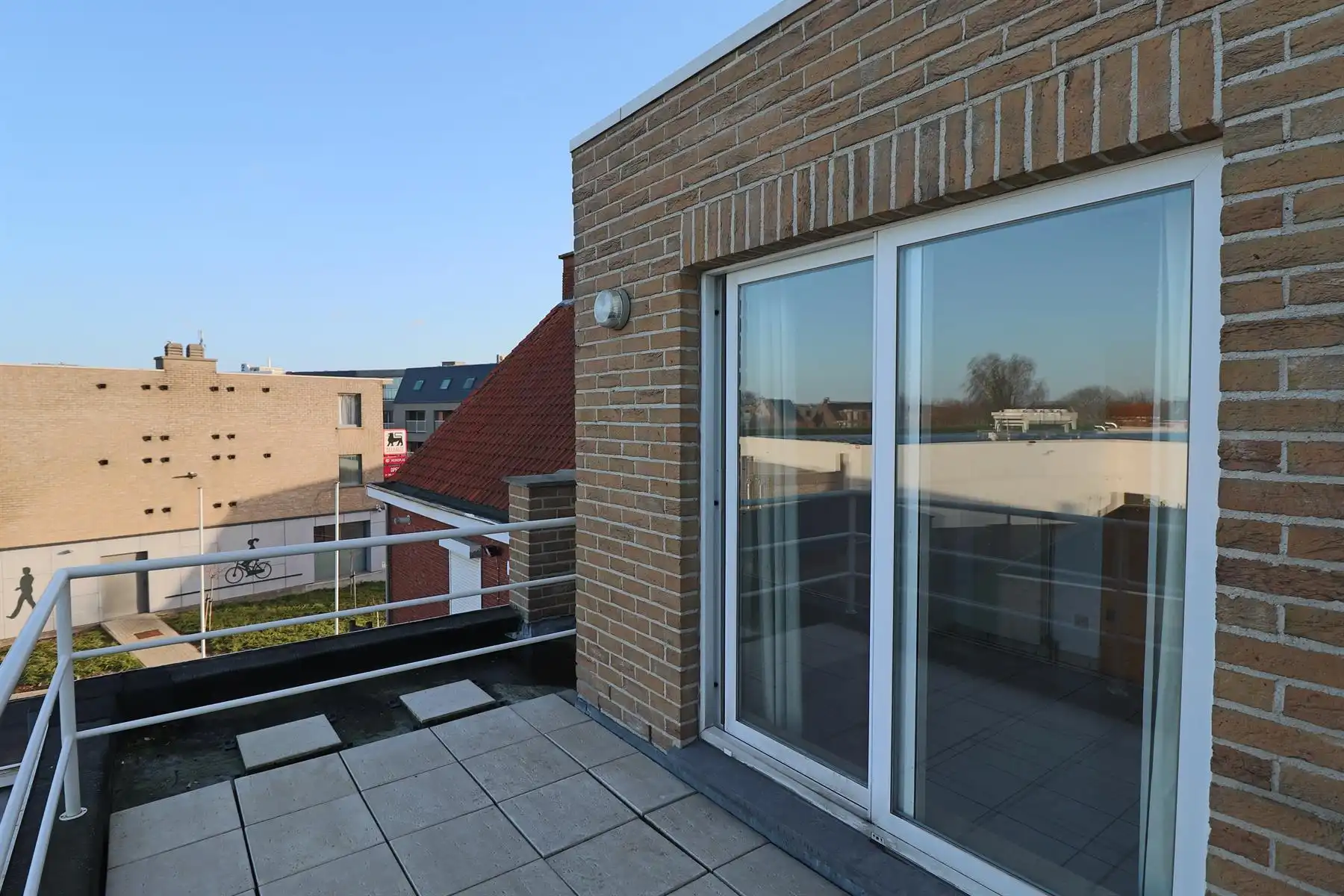 Een appartement op de 2de verdieping rechts met 1 slaapkamer, terras en garage. foto 11