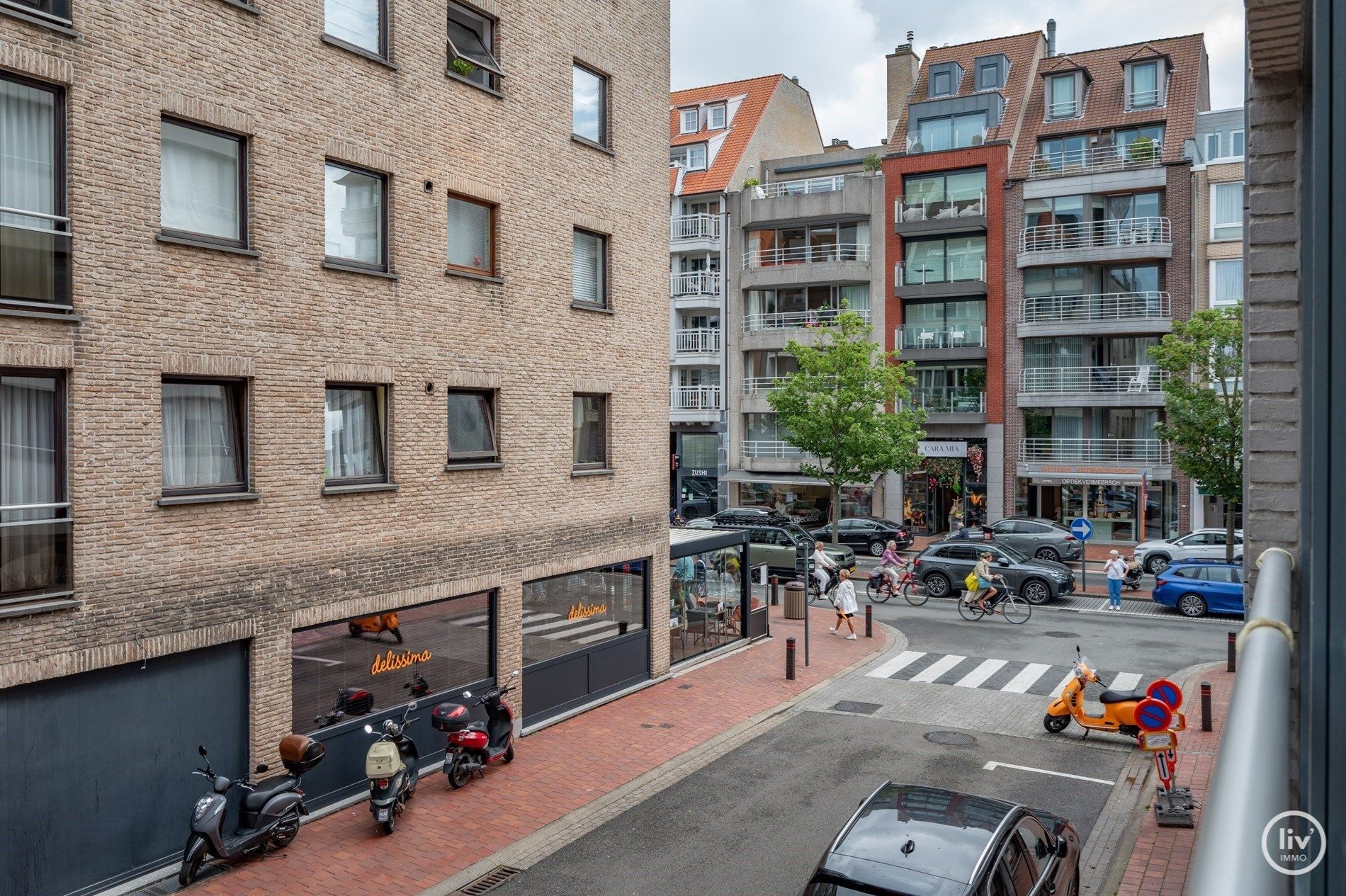 Magnifiek gerenoveerd 2 slaapkamer appartement gelegen in de zijstraat van de Lippenslaan. / foto 4