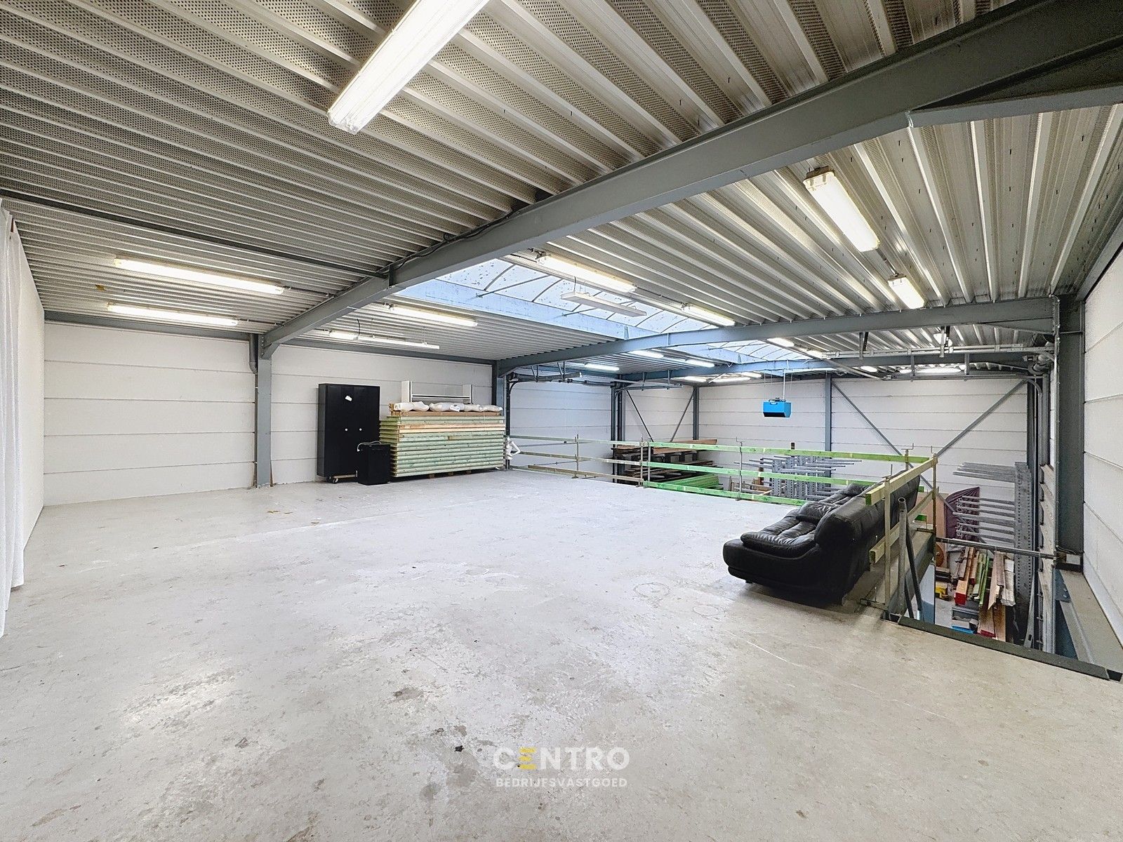 Prachtig BEDRIJFSPAND, bestaande uit MAGAZIJN (576m2 + tussenverdieping), BURELEN en instapklare, alleenstaande WONING. Op ambachtelijke zone te Aalter. foto 5