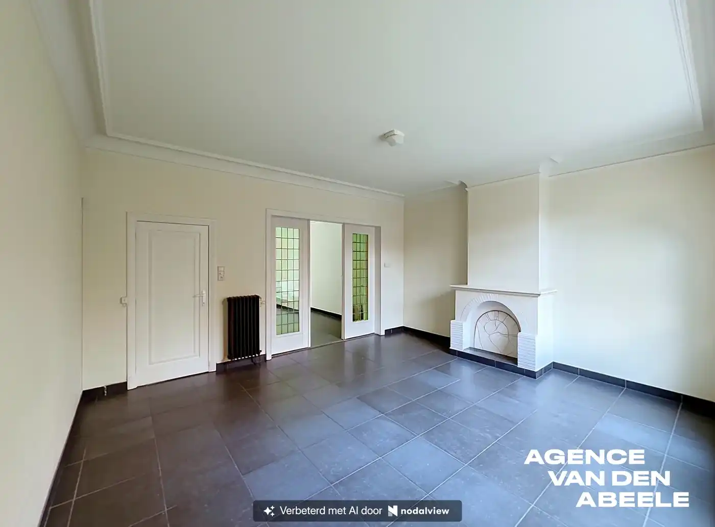Zeer ruime burgerswoning met 4 slaapkamers en groot terras nabij de Smedenpoort   foto 2