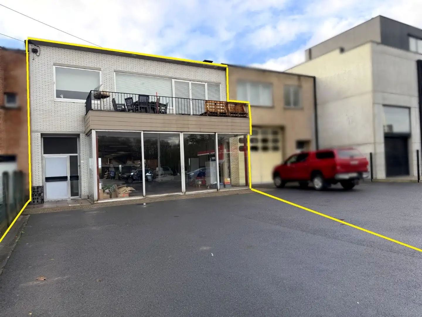 Hoofdfoto van de publicatie: Opslagruimte (291 m²) met bovenliggend woongedeelte te koop in Kuurne