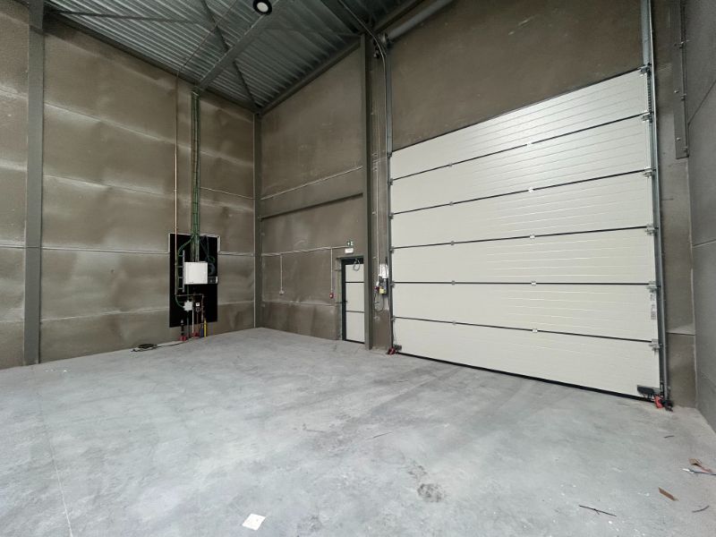 Recent magazijn met kantoorruimte – uitstekende ligging foto 4