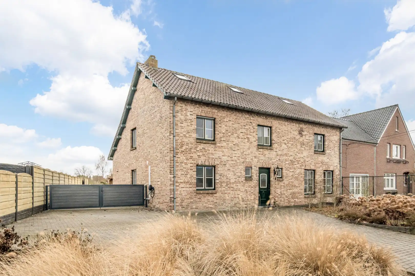 Instapklare woning op ruim perceel met bijgebouw – ideaal voor dierenliefhebbers foto {{pictureIndex}}