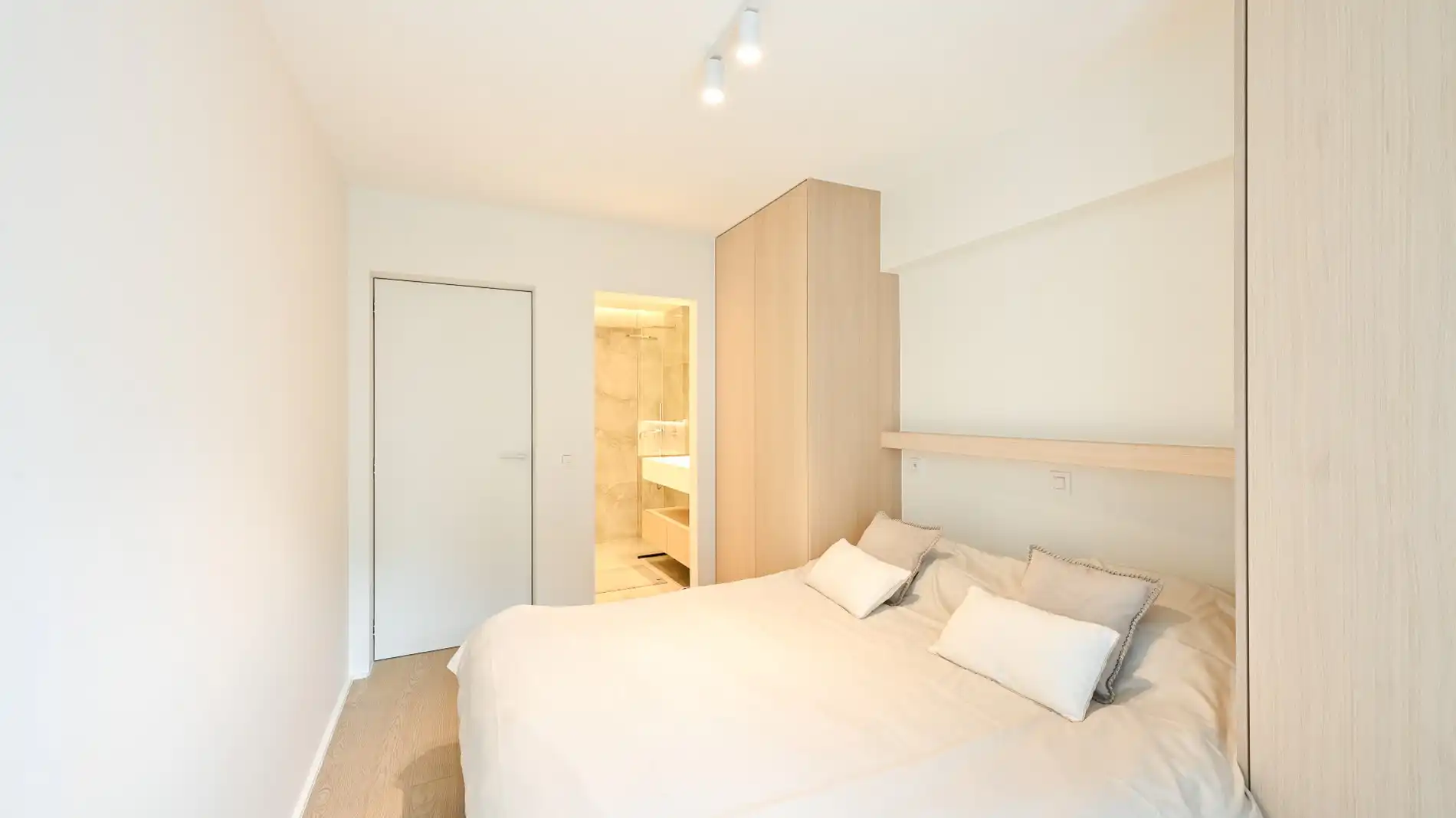 Vernieuwd en zeer zonnig appartement  met zicht op het Driehoeksplein gelegen op de Kustlaan  vlakbij  het strand. foto 13