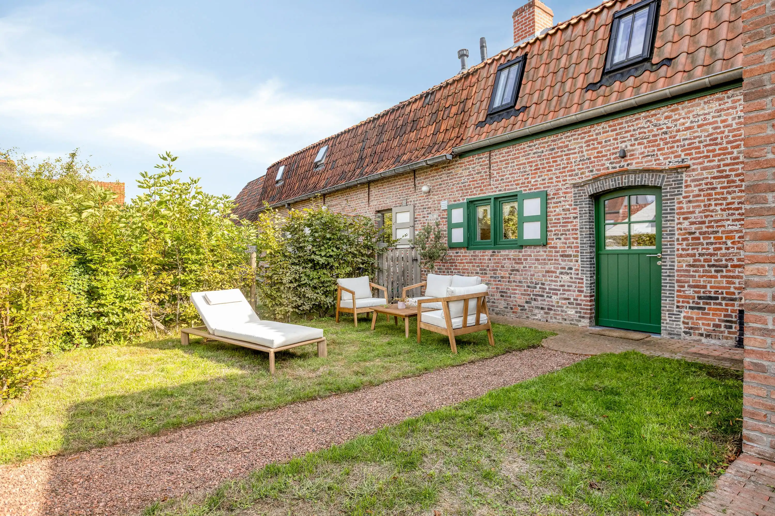 Een gerenoveerd meesterwerk in hartje Hansbeke foto 2