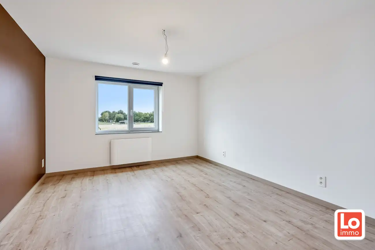 VERKOCHT! Moderne en instapklare halfopen woning met afzonderlijke garage in Lochristi! foto 12