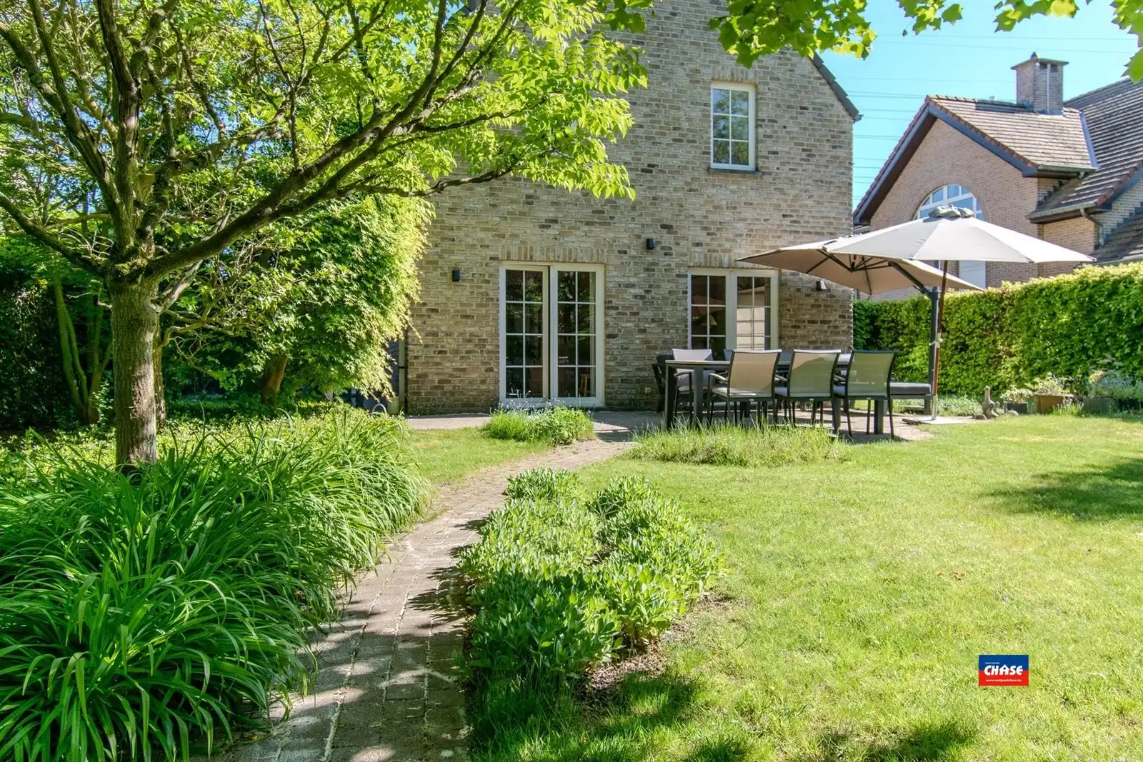 Villa met prachtige tuin in een doodlopende straat foto 6