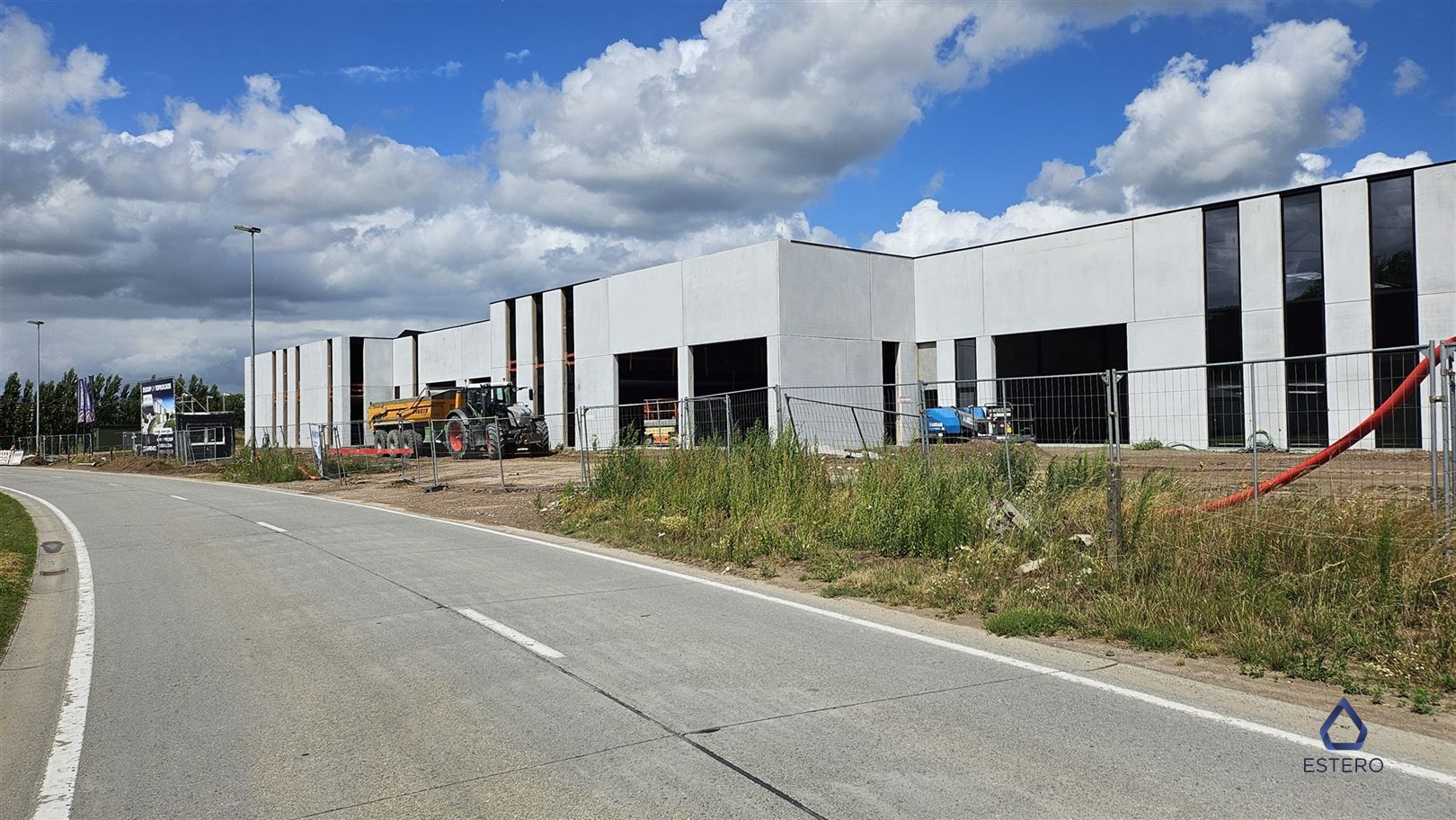 Nieuwbouw KMO-unit (880m²) in industriezone Deinze Noord foto {{pictureIndex}}