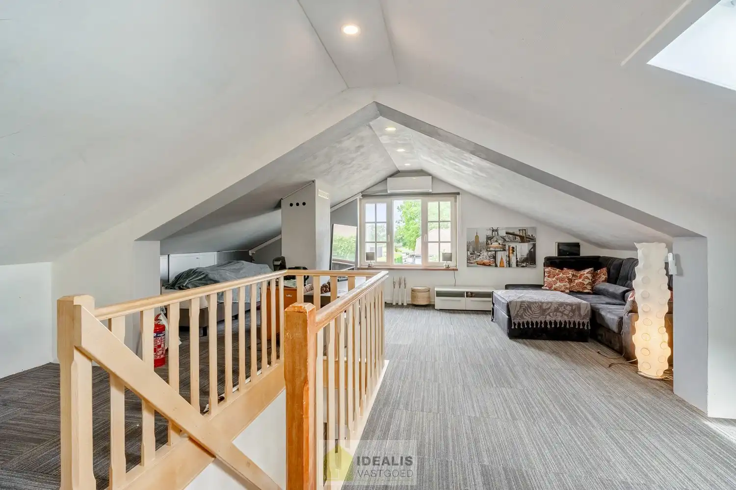 IDEALIS VASTGOED – RUIME, GERENOVEERDE EN INSTAPKLARE WONING MET 3 GELIJKVLOERSE SLAAPKAMERS, LICHTRIJKE LEEFRUIMTE MET OPEN KEUKEN ÉN AFGEWERKTE 2e VERDIEPING MET TOTALE BEWOONBARE OPPERVLAKTE VAN MAAR LIEFST +232M²!! DE WONING IS GELEGEN OP EEN KNAP PERCEEL VAN 7A 92CA IN HET GEGEERDE HERENT (PELT). Deze unieke woning omvat een ruime +-232m² netto bewoonbare oppervlakte met een gezellige woonkamer met aansluitend ruime keuken voorzien van alle comfort met aparte achterinkom/veranda, 3 slaapkamers, uitgeruste badkamer voorzien van douche en ligbad én een volledig afgewerkte 2e verdieping die fungeert als woongedeelte met eigen woonkamer, slaapkamer(s) en badkamer. De woning biedt verder een extra ruime garage, pergola, … Een unieke kans voor kandidaten op zoek naar een instapklare woning voorzien van alle luxe, ruimte en vlakbij tal van faciliteiten. foto 23