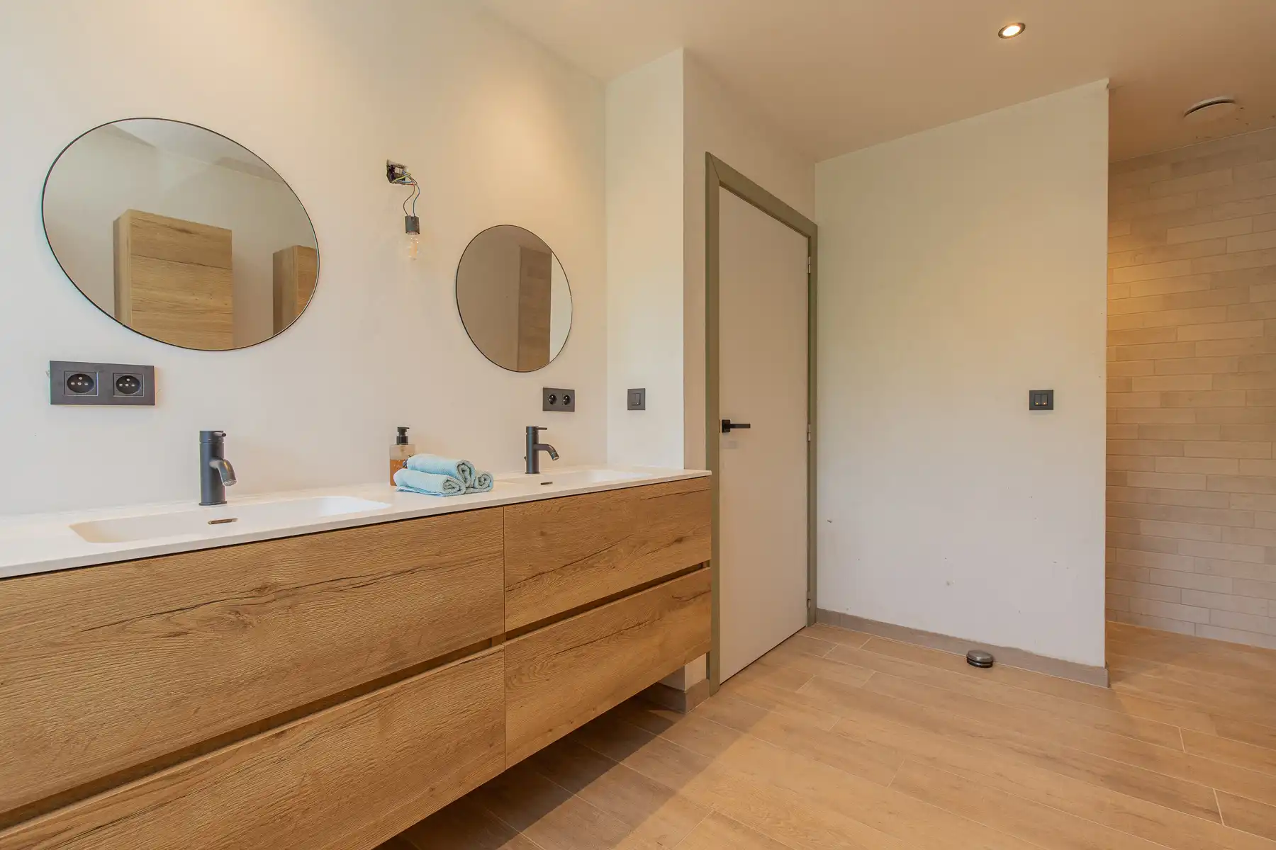 Knap afgewerkte, halfopen energiezuinige woning foto 14