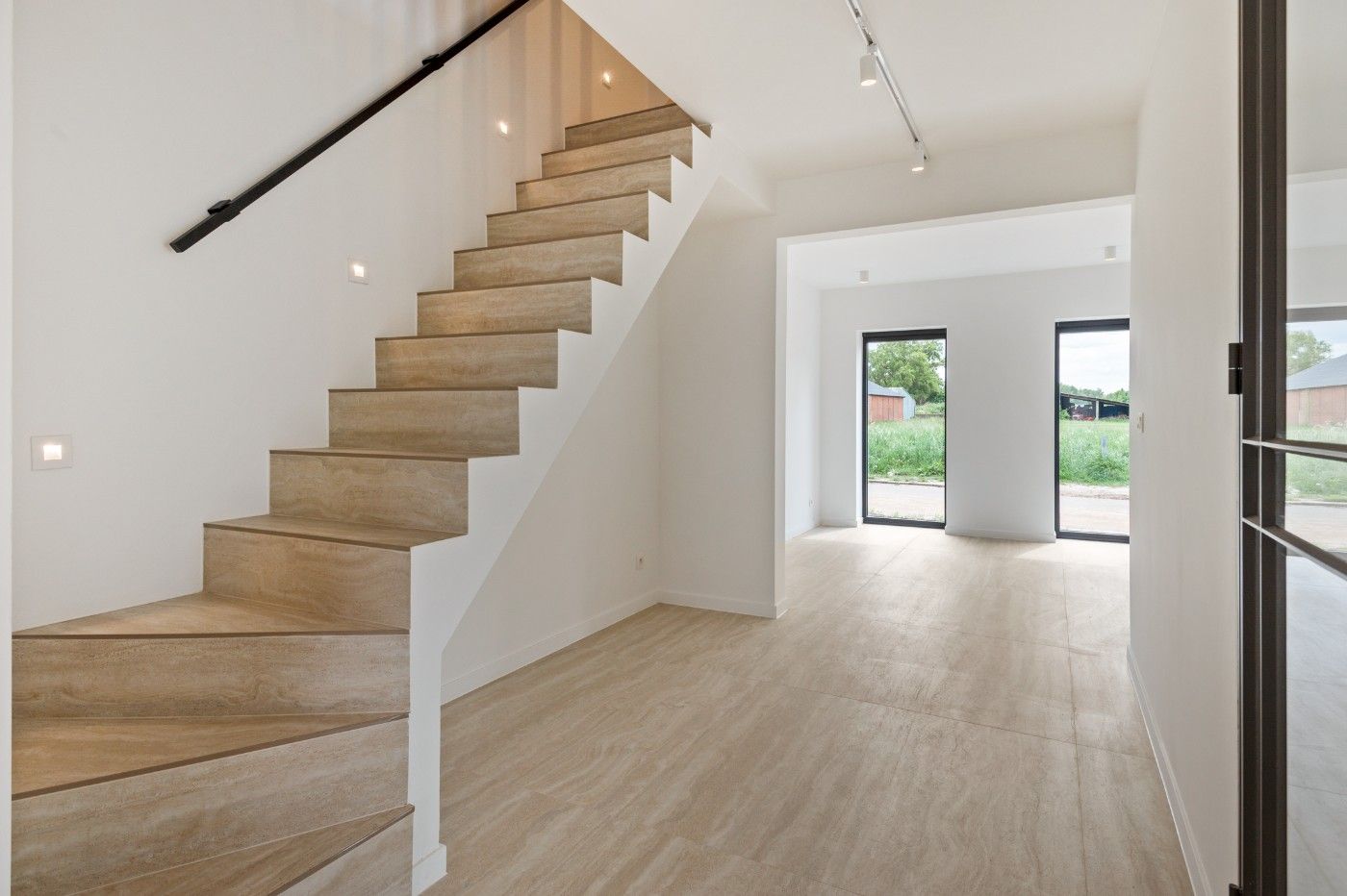 Prachtig gerenoveerde, vrijstaande woning met 4 slpk., tuin en polyvalent bijgebouw foto 8