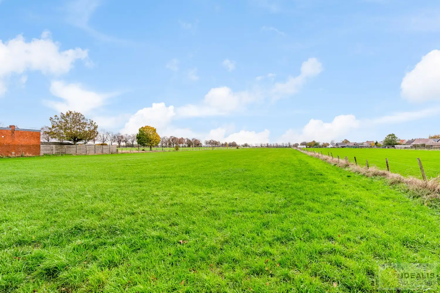 Prachtig perceel bouwgrond voor halfopen bebouwing met een oppervlakte van 6a 50ca! Het betreft een landelijk gelegen kavel in het rustige Wauberg (Peer). De kavel wordt gekenmerkt door haar prachtige vergezichten aan de achterzijde van het perceel. Tevens is de grond centraal gelegen t.o.v. het centrum van Peer, Meeuwen (Oudsbergen) en Houthalen-Helchteren en kan men vlot gebruik maken van de Noord-Zuidverbinding (A24). foto 10